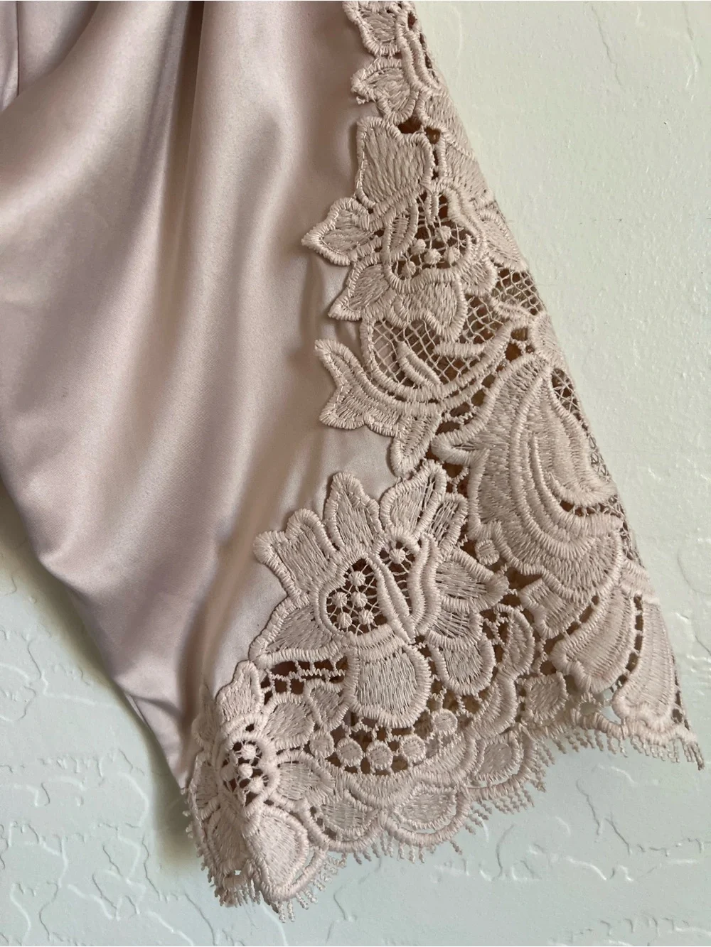 Le Rose Women’s Lace-Trim Satin Robe in Blush